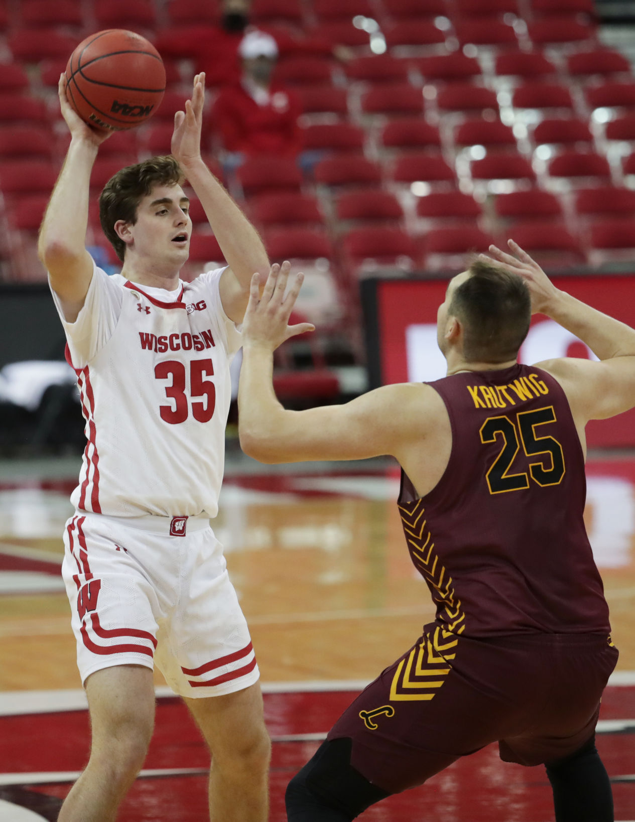 UW 77, Loyola Chicago 63